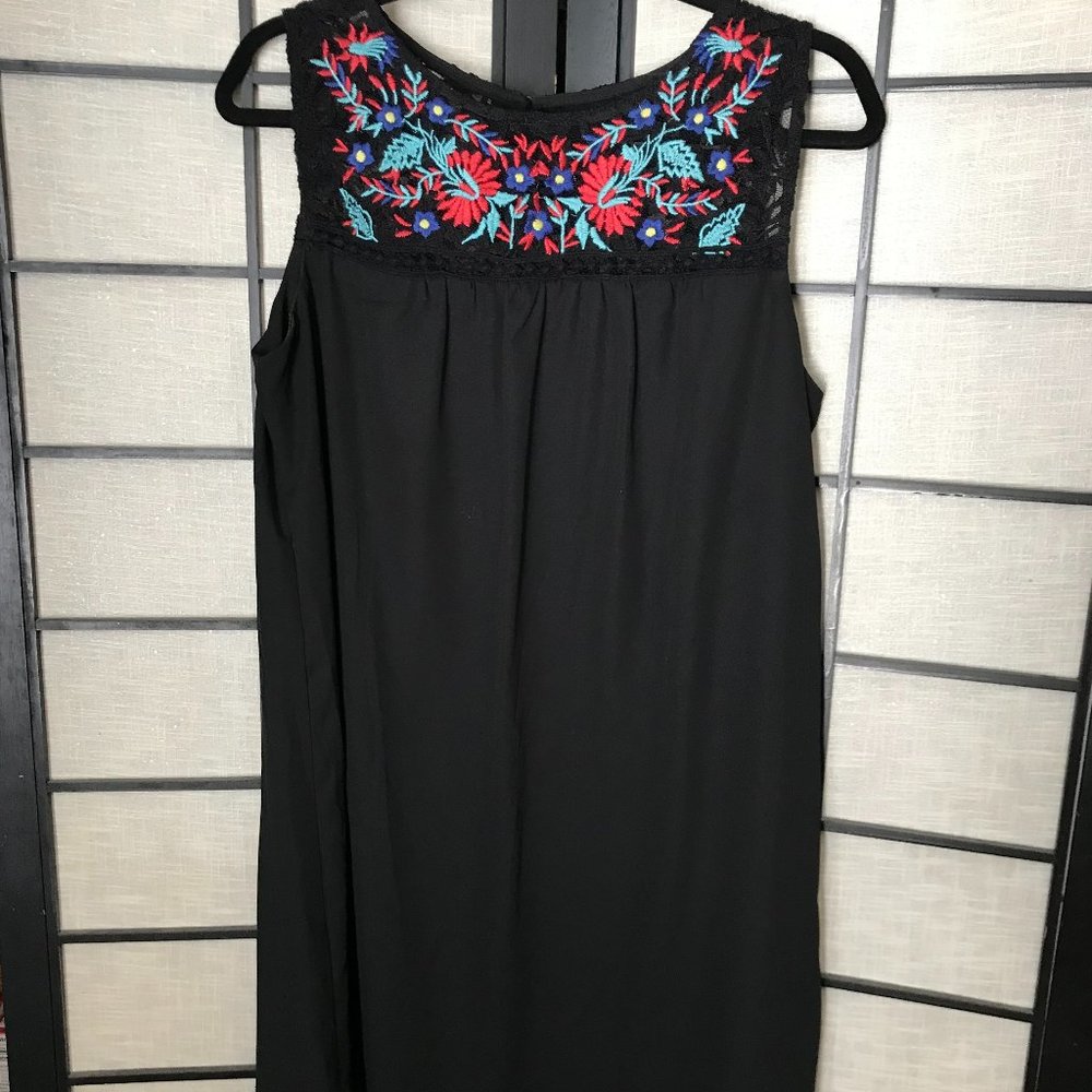 LUXOLOGY SLEEVELESS EMBROIDERED SHIFT DRESS